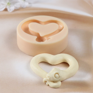 Силиконовый молд ЗМЕЯ СЕРДЦЕ 8х8х2,5см