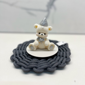 Фигурка из шоколадной глазури МЕДВЕЖОНОК В КОЛПАЧКЕ белый