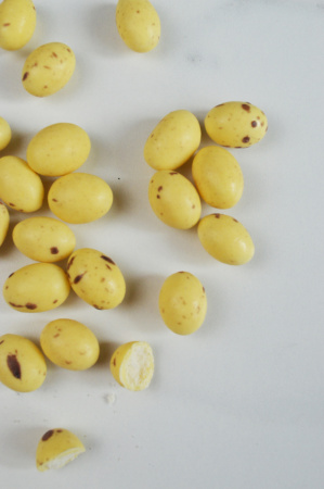 Драже ЯЙЦА с хрустящей начинкой ЖЕЛТЫЕ в крапинку 50 грамм