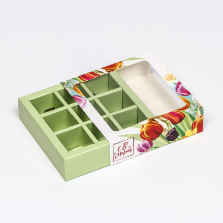 Коробка на 9 конфет 8 МАРТА зеленая с тюльпанами 13,7х13,7х3,5см
