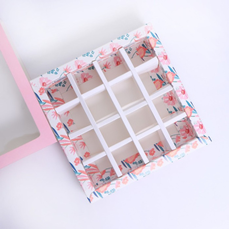 Коробка на 16 конфет "Расцветай" 17,7х17,7х3,8см