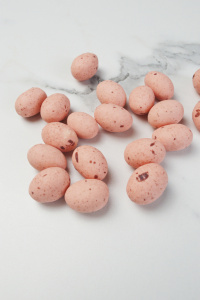 Драже ЯЙЦА с хрустящей начинкой ПУДРОВЫЕ в крапинку 50 грамм