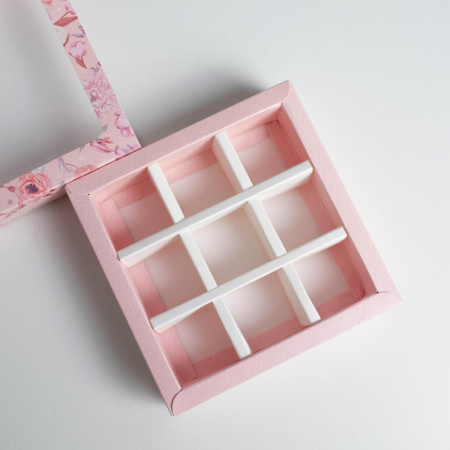 Коробка на 9 конфет РОЗОВАЯ с цветами 14,5х14,5х3,5см