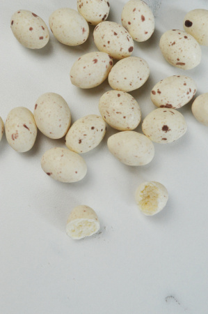 Драже ЯЙЦА с хрустящей начинкой БЕЛЫЕ в крапинку 50 грамм