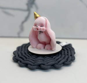 Фигурка из шоколадной глазури ЗАЙЧИК В КОЛПАЧКЕ ЗАДУВАЕТ СВЕЧКУ розовый