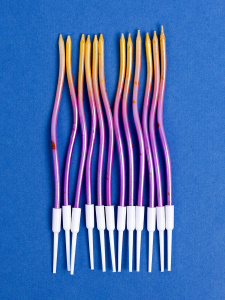 Свечи для торта коктейльные "Серпантин" градиент золотой-фиолетовый 12 штук