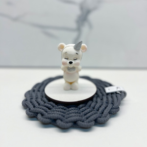 Фигурка из шоколадной глазури МИШКА ЗАДУВАЕТ СВЕЧКУ белый