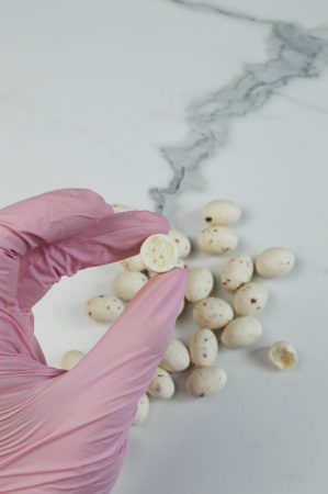 Драже ЯЙЦА с хрустящей начинкой БЕЛЫЕ в крапинку 50 грамм