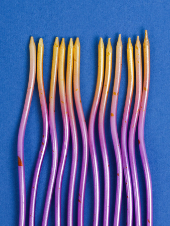 Свечи для торта коктейльные "Серпантин" градиент золотой-фиолетовый 12 штук